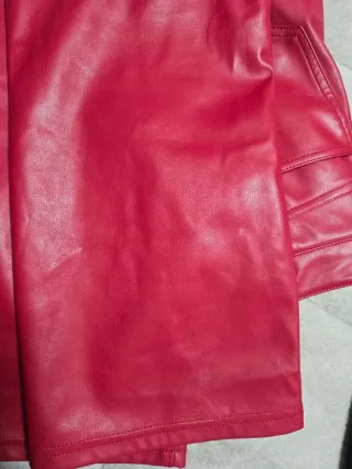 Pantalón polipiel burdeos