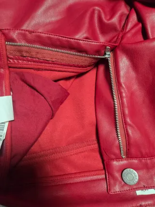 Pantalón polipiel burdeos