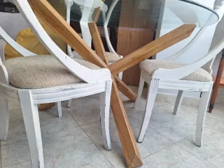 Mesa Comedor Cristal JYSK y 4 Sillas de Madera