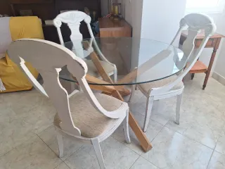 Mesa Comedor Cristal JYSK y 4 Sillas de Madera