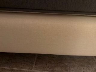 Base tapizada beige y gris de 135x180