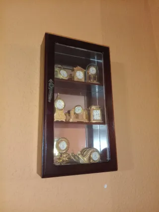 Vitrina de madera y cristal