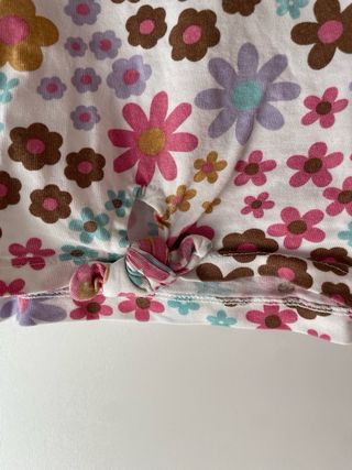 Top corto floral anudado