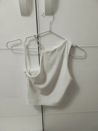 Top asimétrico blanco de marca local