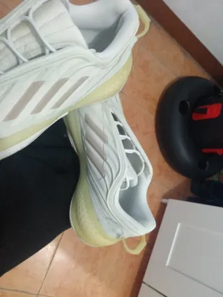 Zapatillas Adidas Beige y Blancas