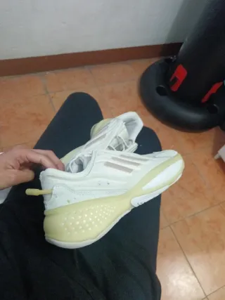 Zapatillas Adidas Beige y Blancas