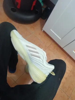 Zapatillas Adidas Beige y Blancas