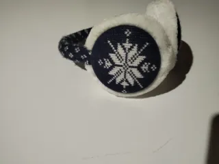 Paraorecchie invernali con fiocchi di neve