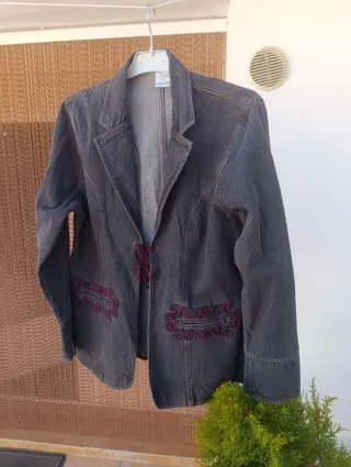 Cazadora vaquera bordada morado XL