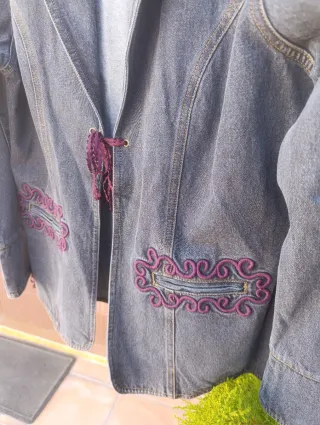 Cazadora vaquera bordada morado XL