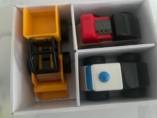 Set 3 Veicoli Legno: Escavatore, Auto Rossa, Auto