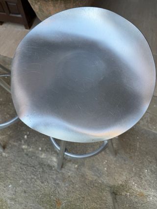 Taburetes metálicos plateados