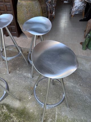 Taburetes metálicos plateados