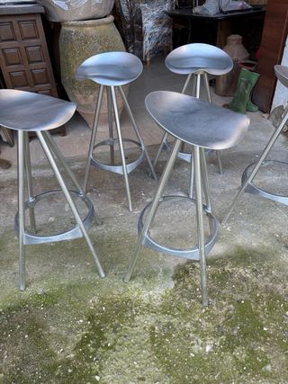Taburetes metálicos plateados