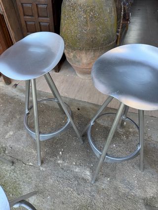 Taburetes metálicos plateados
