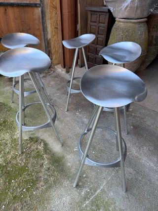 Taburetes metálicos plateados