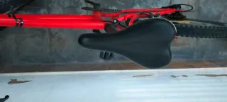 Bicicleta infantil BTWIN roja para niño.