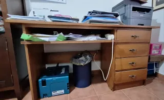 Escritorio de madera con cajones