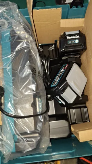 Cargador Doble Makita DC40RB + 2 Baterías 40V 4Ah