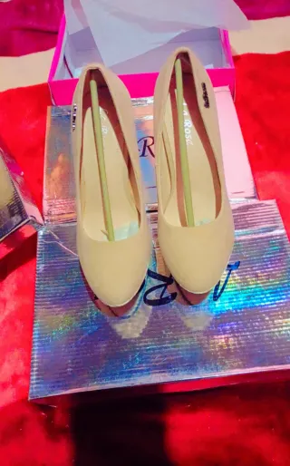 Zapatos de tacón Ana Rosa beige mujer