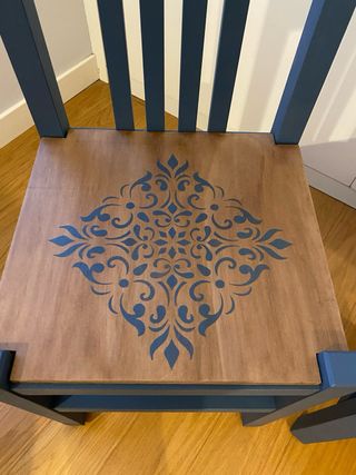 Juego de 2 sillas de madera azul.