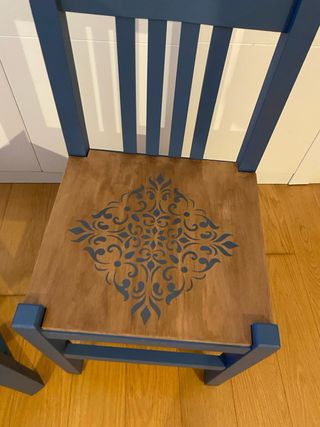 Juego de 2 sillas de madera azul.