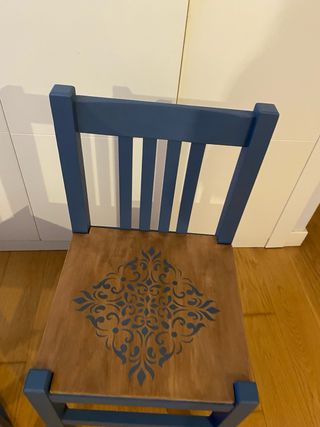 Juego de 2 sillas de madera azul.