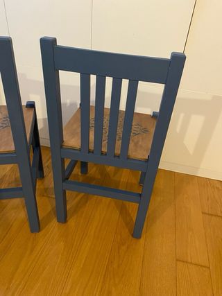 Juego de 2 sillas de madera azul.