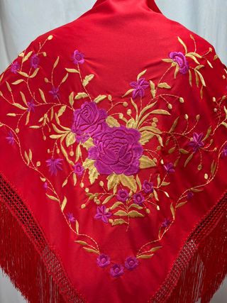 Manton Flamenco Bordado Flores Rojo