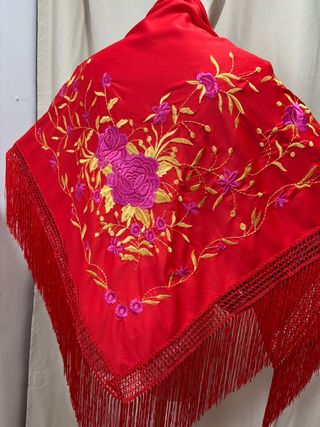 Manton Flamenco Bordado Flores Rojo