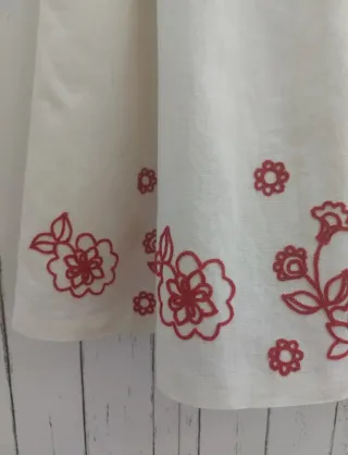 Vestido niña crema con bordado floral