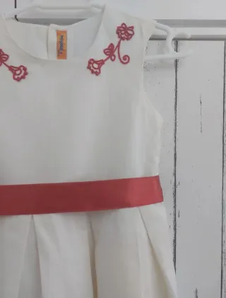 Vestido niña crema con bordado floral