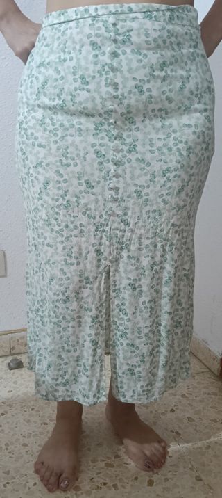 Falda H&M floral verde y blanca