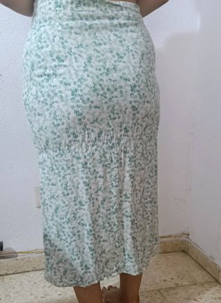 Falda H&M floral verde y blanca