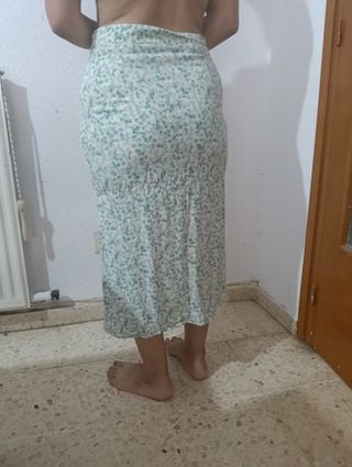 Falda H&M floral verde y blanca