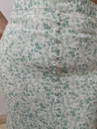 Falda H&M floral verde y blanca
