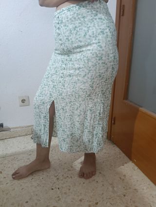 Falda H&M floral verde y blanca