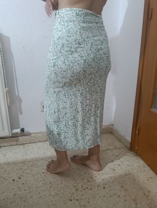 Falda H&M floral verde y blanca