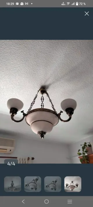 Lámpara de techo dorada y blanca