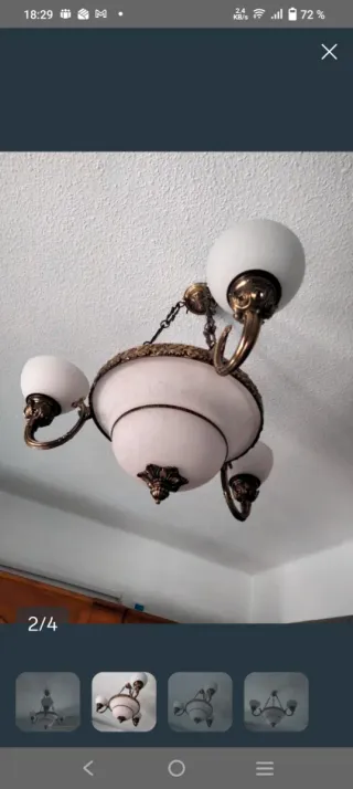 Lámpara de techo dorada y blanca