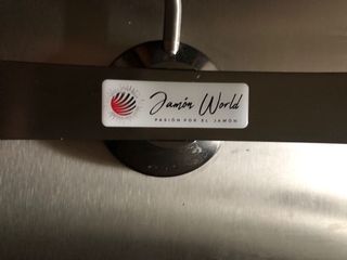 Jamonero como nuevo. Utilizado una vez.