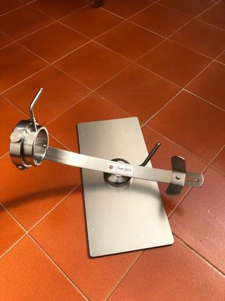 Jamonero como nuevo. Utilizado una vez.