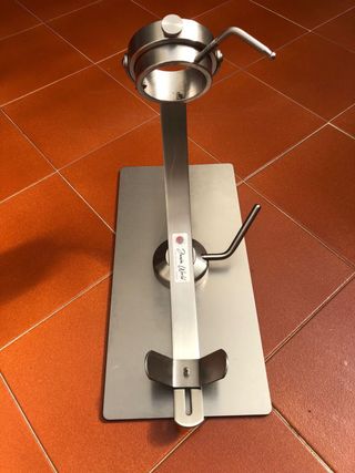 Jamonero como nuevo. Utilizado una vez.