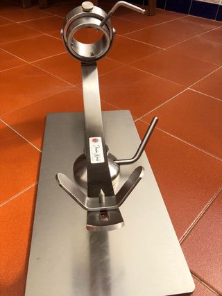 Jamonero como nuevo. Utilizado una vez.