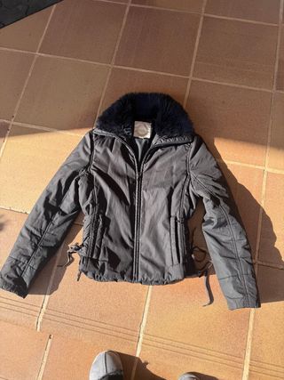 Chaqueta acolchada negra con cuello de pelo