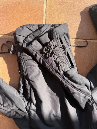 Chaqueta acolchada negra con cuello de pelo