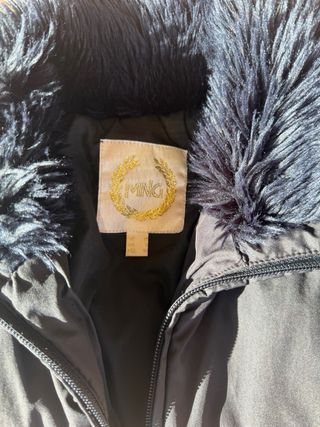 Chaqueta acolchada negra con cuello de pelo