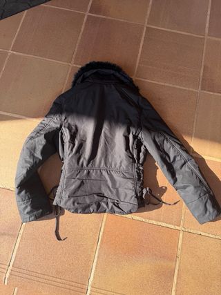 Chaqueta acolchada negra con cuello de pelo