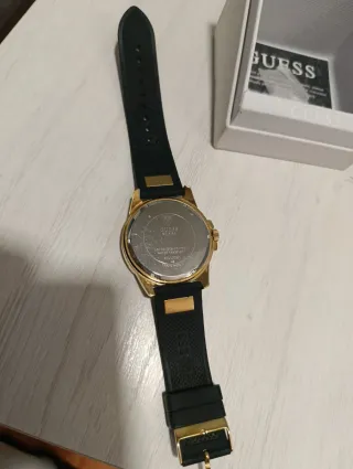 Reloj Guess Dorado y Negro con Cristales