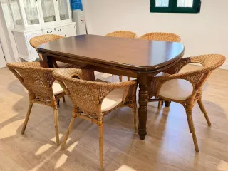 Mesa de comedor de madera